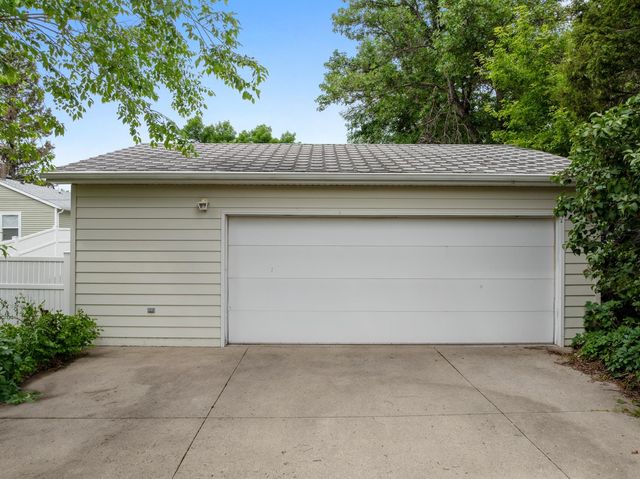 804 19th St NW, Minot, ND 58703