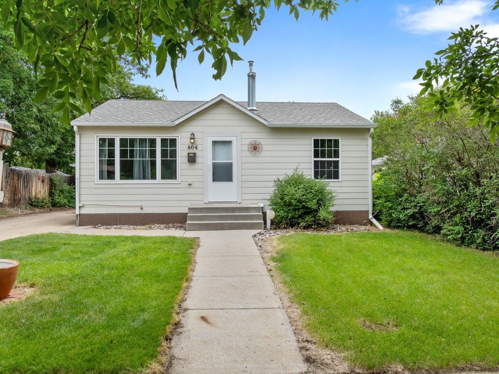 804 19th St NW, Minot, ND 58703