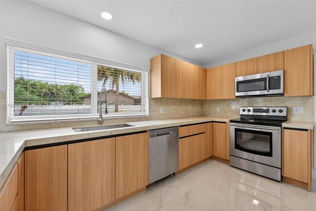 8695 SW 51st Pl, Cooper City, FL 33328