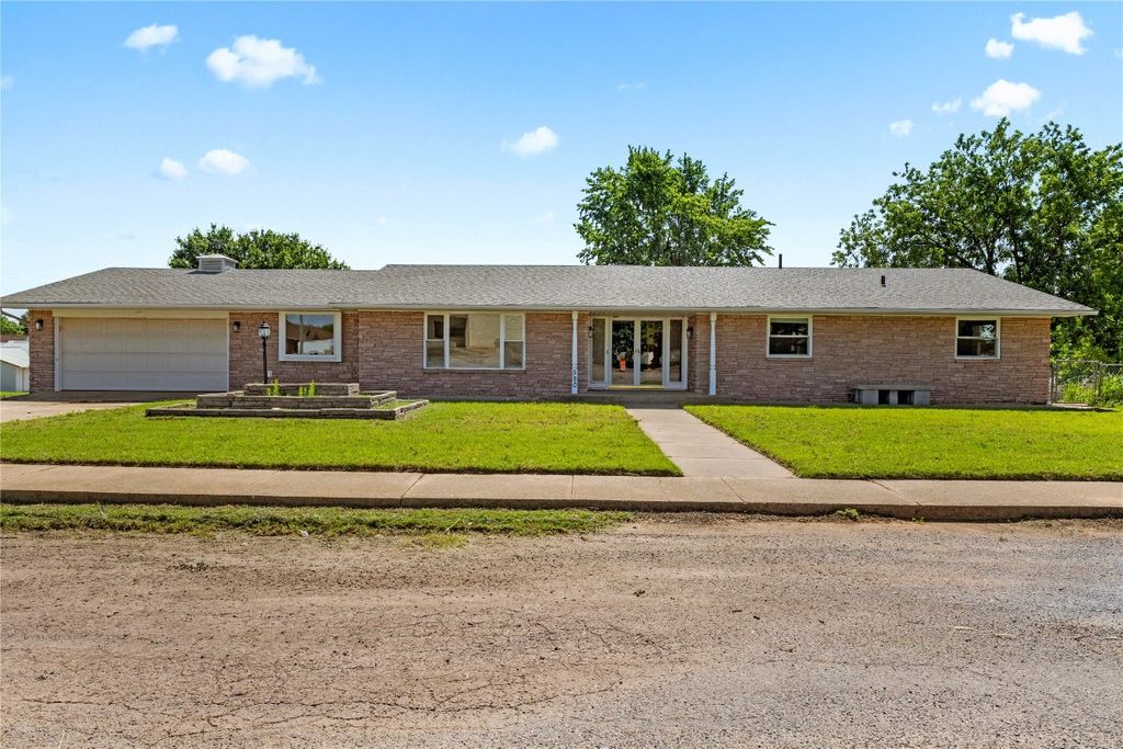 590 N Broadway Avenue, Hydro, OK 73048