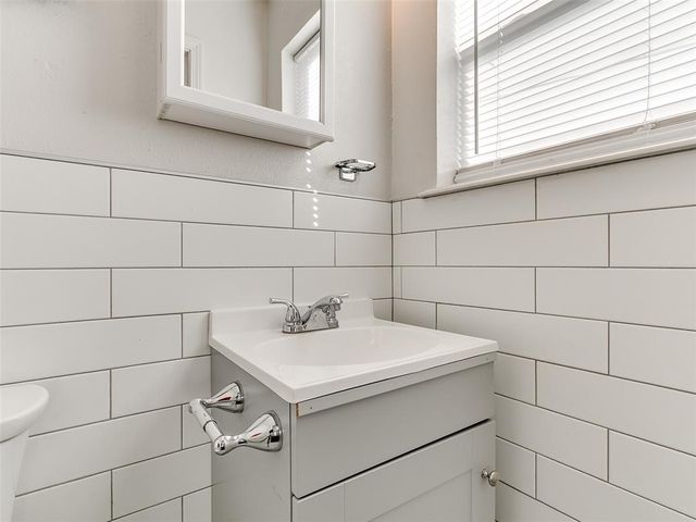 1064 NW 7th Place, Moore, OK 73160