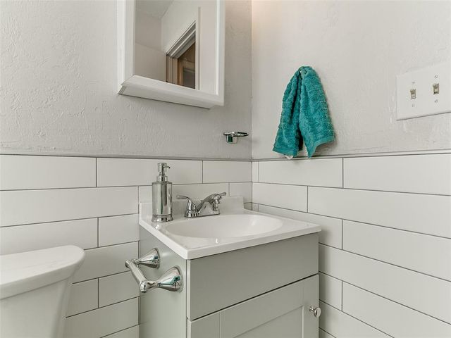 1064 NW 7th Place, Moore, OK 73160