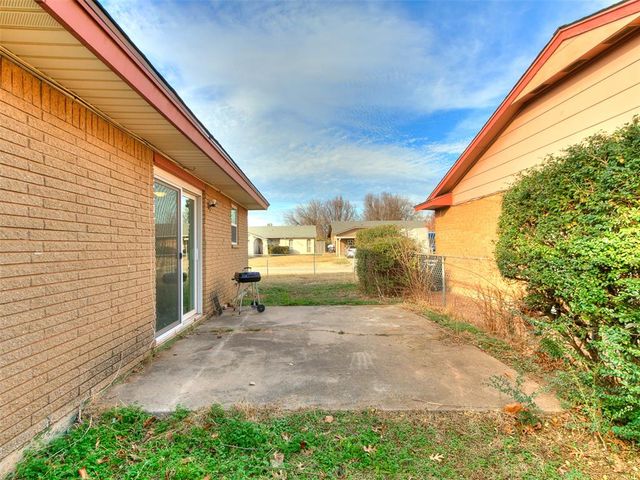 1064 NW 7th Place, Moore, OK 73160