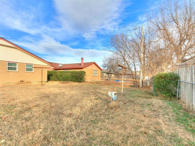 1064 NW 7th Place, Moore, OK 73160