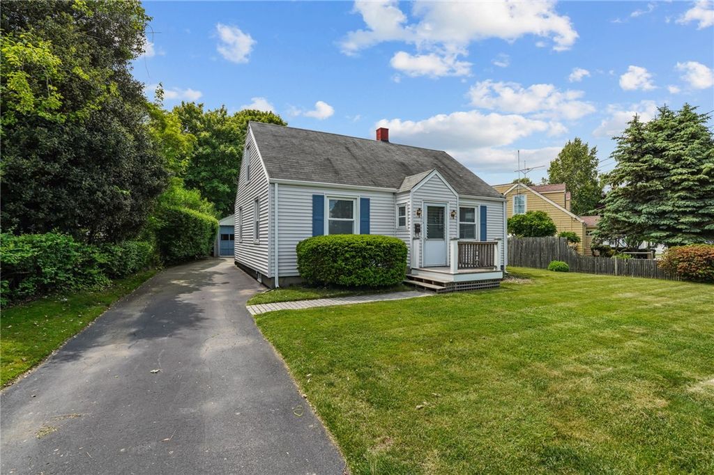 16 King Road, Middletown, RI 02842