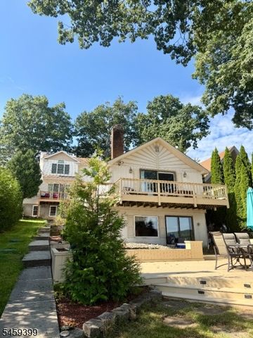 121 Maxim Dr, Hopatcong Boro, NJ 07843