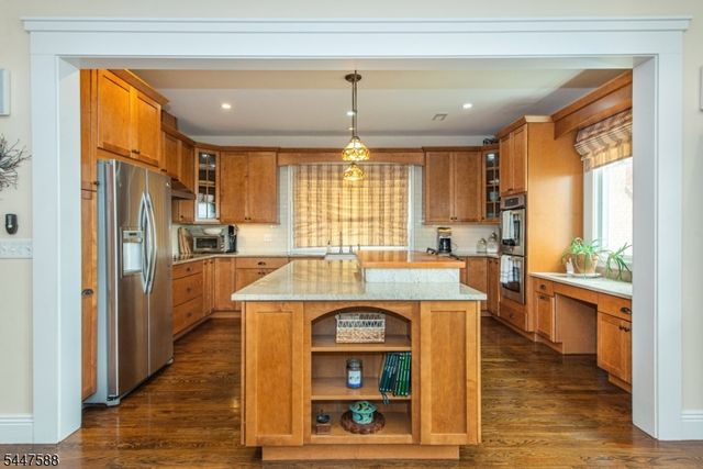 121 Maxim Dr, Hopatcong Boro, NJ 07843