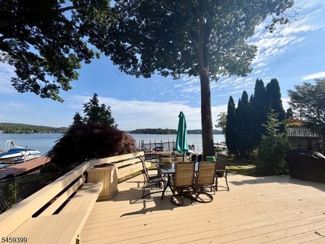 121 Maxim Dr, Hopatcong Boro, NJ 07843