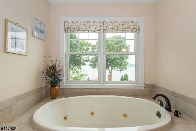 121 Maxim Dr, Hopatcong Boro, NJ 07843