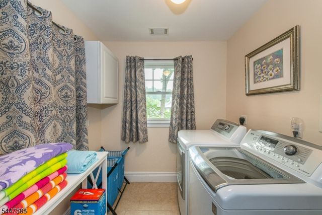 121 Maxim Dr, Hopatcong Boro, NJ 07843