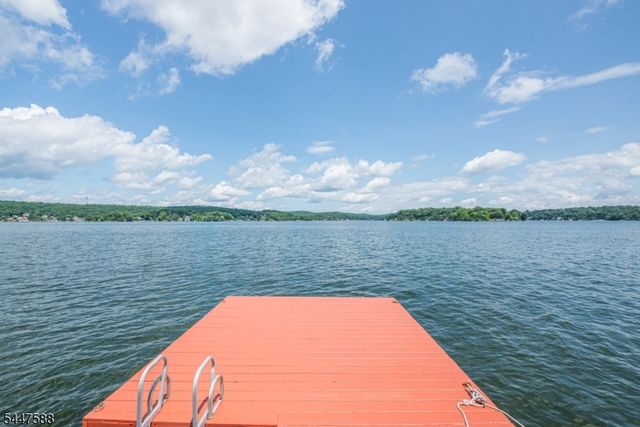 121 Maxim Dr, Hopatcong Boro, NJ 07843