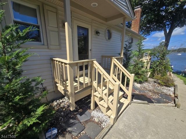 121 Maxim Dr, Hopatcong Boro, NJ 07843
