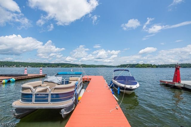 121 Maxim Dr, Hopatcong Boro, NJ 07843