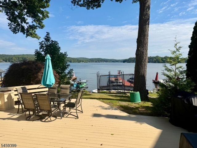 121 Maxim Dr, Hopatcong Boro, NJ 07843