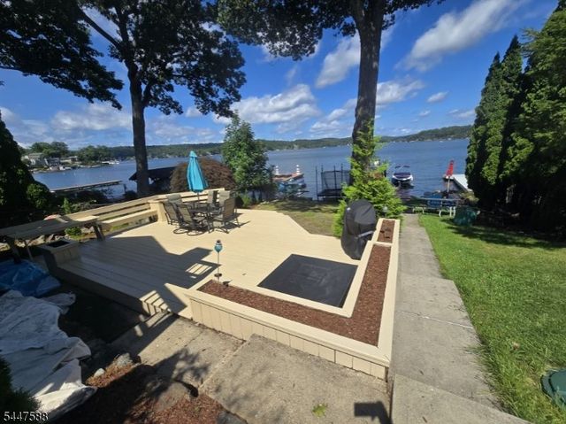 121 Maxim Dr, Hopatcong Boro, NJ 07843