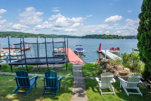 121 Maxim Dr, Hopatcong Boro, NJ 07843