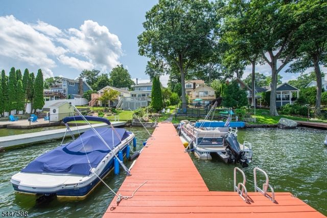 121 Maxim Dr, Hopatcong Boro, NJ 07843