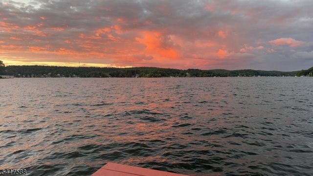 121 Maxim Dr, Hopatcong Boro, NJ 07843