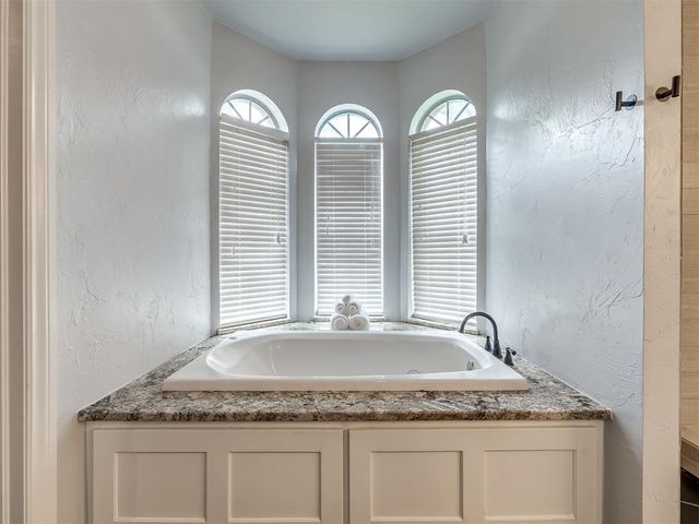 5621 Oak Tree Road, Edmond, OK 73025