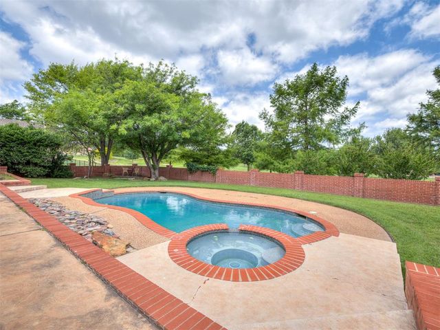 5621 Oak Tree Road, Edmond, OK 73025