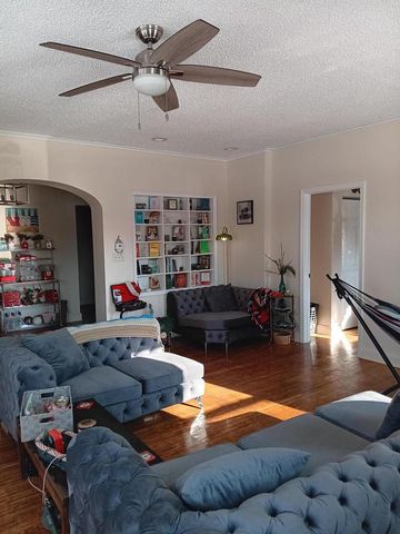 939 College AVENUE, Racine, WI 53403