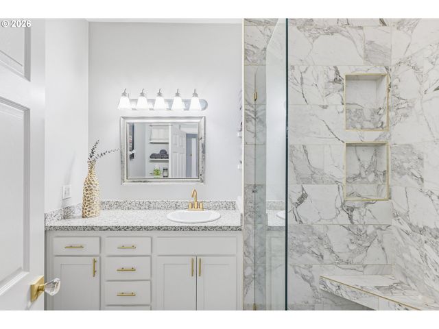 2808 Nw KENNEDY Ct, Portland, OR 97229