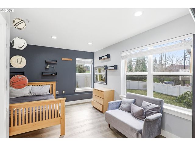 2808 Nw KENNEDY Ct, Portland, OR 97229