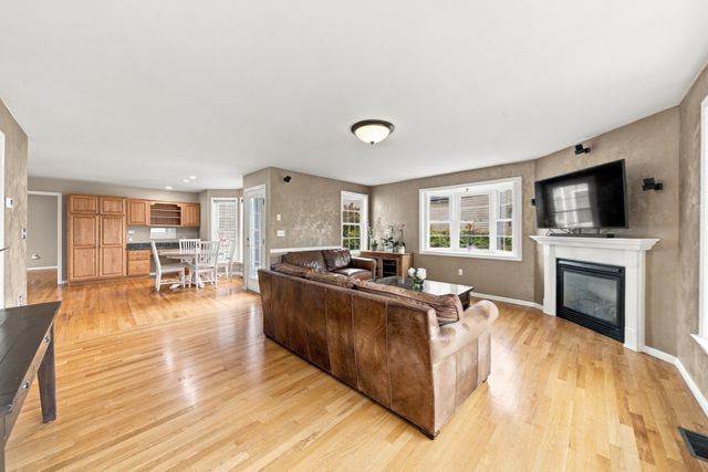 80 Grove St, Hopkinton, MA 01748