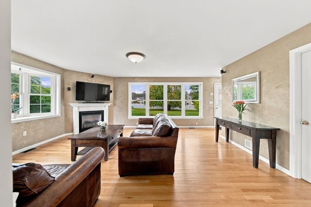 80 Grove St, Hopkinton, MA 01748
