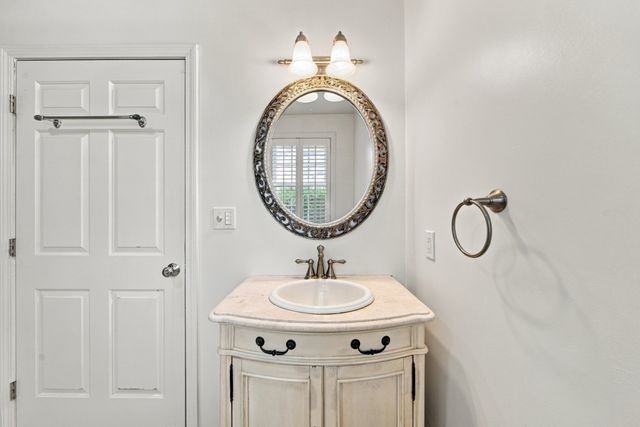 80 Grove St, Hopkinton, MA 01748