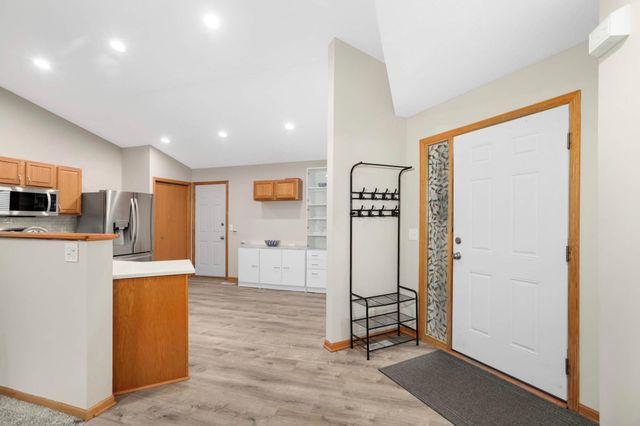 3424 Eagan Oaks Court, Eagan, MN 55123