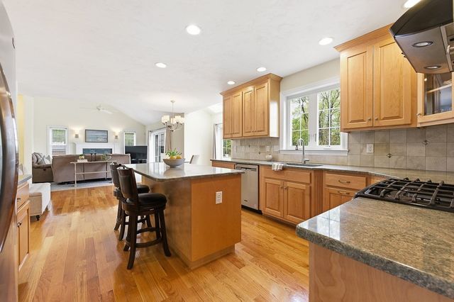8 Victoria Circle, Shrewsbury, MA 01545
