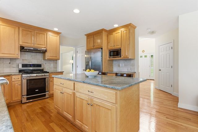 8 Victoria Circle, Shrewsbury, MA 01545