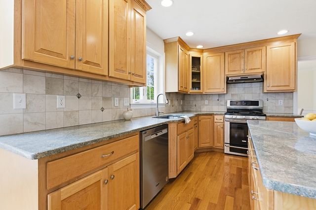 8 Victoria Circle, Shrewsbury, MA 01545