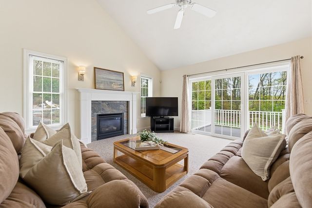 8 Victoria Circle, Shrewsbury, MA 01545