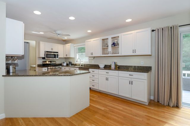 3 Timberledge Ln, Mattapoisett, MA 02739