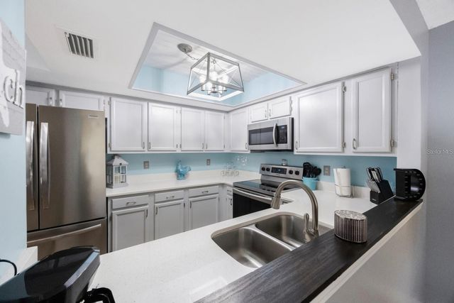 404 HAMMOCK PINE BOULEVARD 404, Clearwater, FL 33761