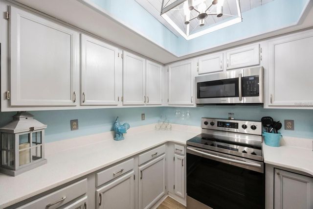 404 HAMMOCK PINE BOULEVARD 404, Clearwater, FL 33761