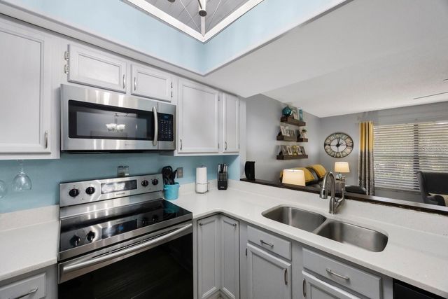 404 HAMMOCK PINE BOULEVARD 404, Clearwater, FL 33761