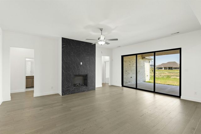 313 Hollingsworth Lane, Glenn Heights, TX 75154