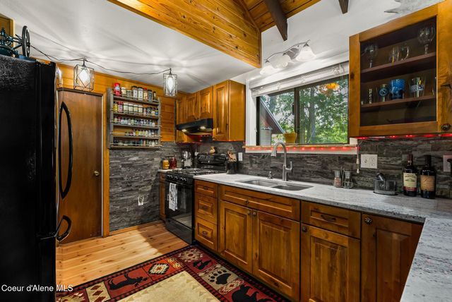 428 Bottle Brand Rd, Hope, ID 83836