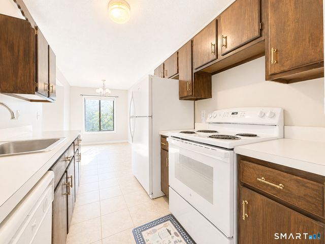 10 Woodsedge Drive 6A, Newington, CT 06111