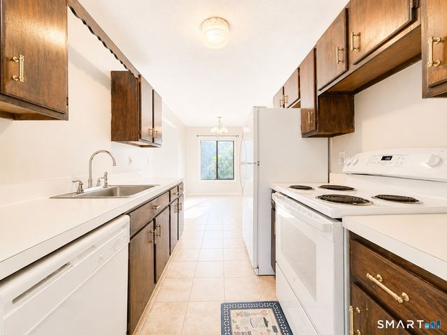 10 Woodsedge Drive 6A, Newington, CT 06111