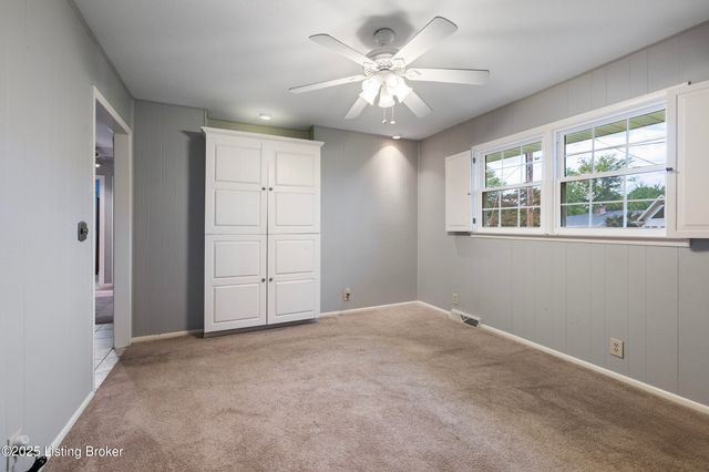 111 Hurstland Dr, Bardstown, KY 40004