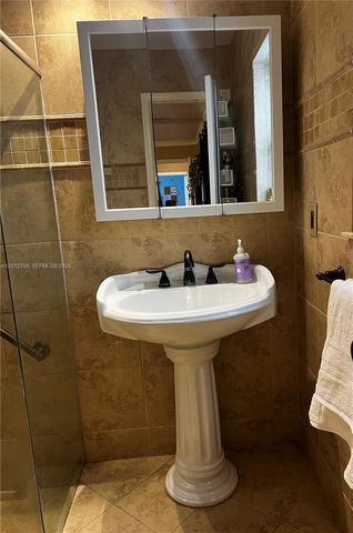 8350 NW 27th Pl, Sunrise, FL 33322