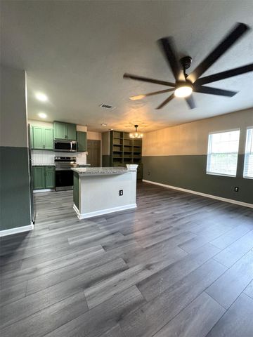 7403 Backstrom Street, Hitchcock, TX 77563