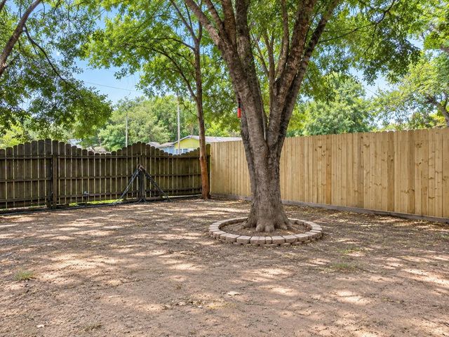 7403 Backstrom Street, Hitchcock, TX 77563