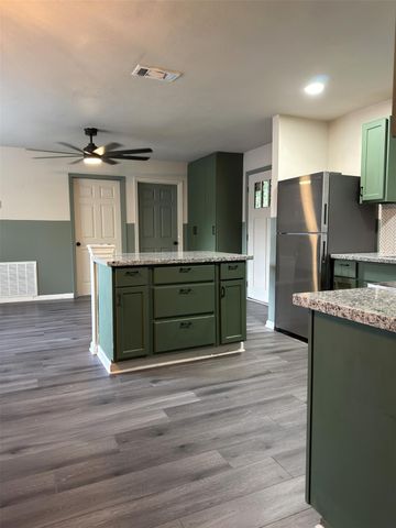 7403 Backstrom Street, Hitchcock, TX 77563