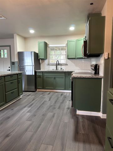 7403 Backstrom Street, Hitchcock, TX 77563
