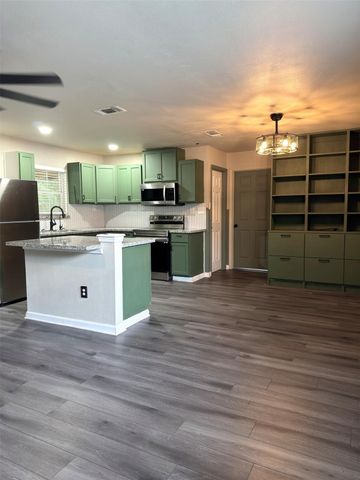 7403 Backstrom Street, Hitchcock, TX 77563